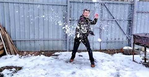 YouTube: Боевой танец с нунчаку. Разбиваю снежки нунчаку вокруг себя. Самооборона с нунчаку.