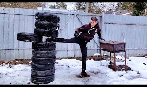 YouTube: Удары по воздуху, и удары в мешок, макивару, шины или в противника - это разные удары.