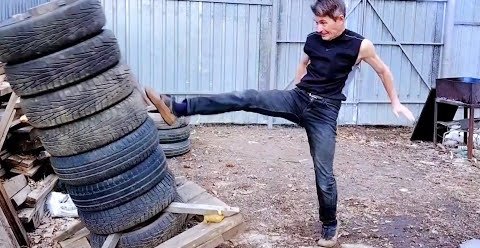 YouTube: Каратэ в самообороне. Первый приём - удар ногой в пах, или в колено.