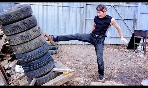 YouTube: Каратэ в самообороне. Первый приём - удар ногой в пах, или в колено.