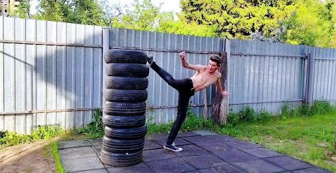 YouTube: Ура маваши-гери. Круговой удар ногой в прыжке с разворота на 360 градусов.
