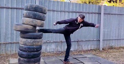 YouTube: Каратэ в самообороне - 2. Начинаем атаку с передней ноги ударом Йоко-гери.